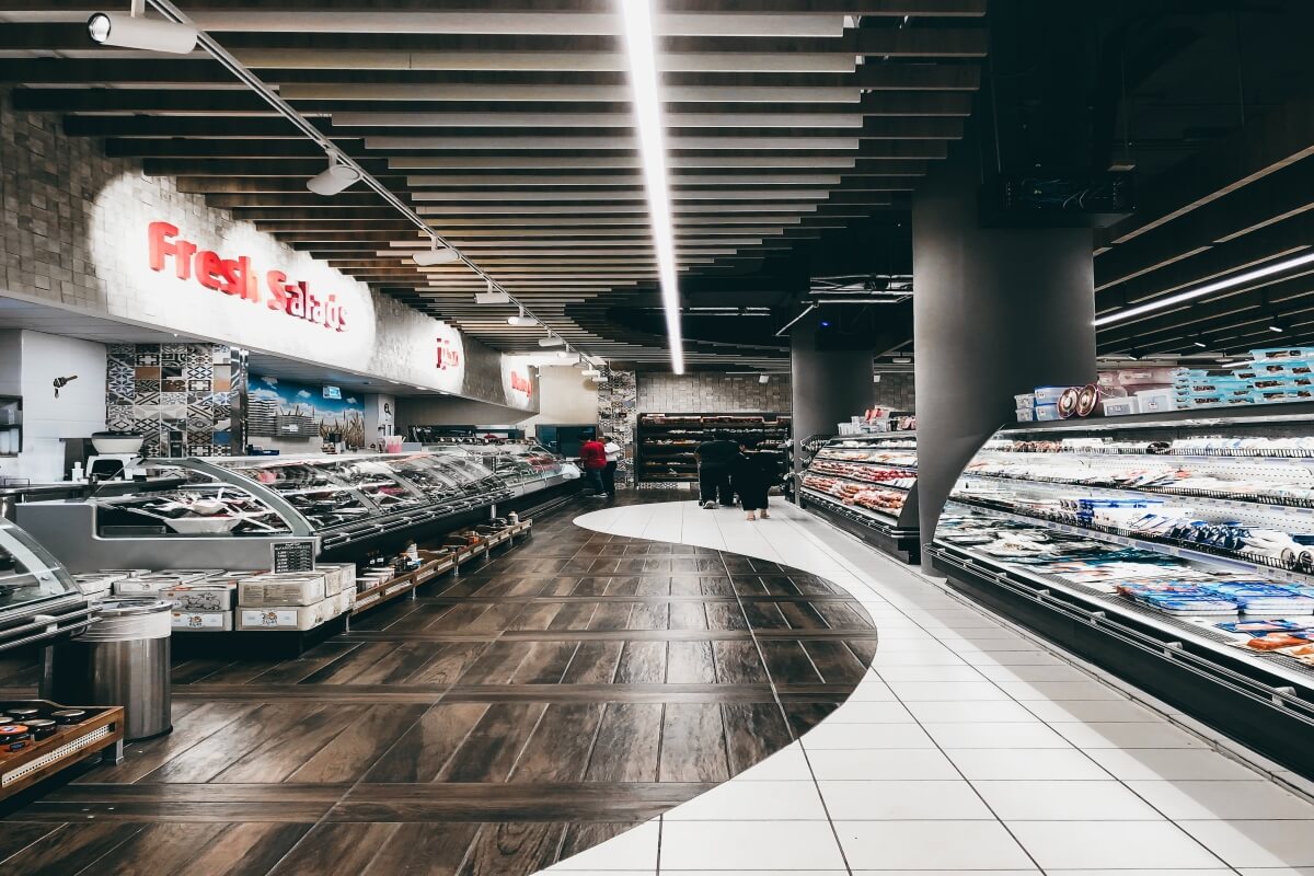 Supermarket advertising with POP marketing